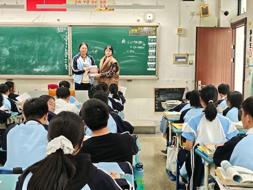 余杭中学赠书2